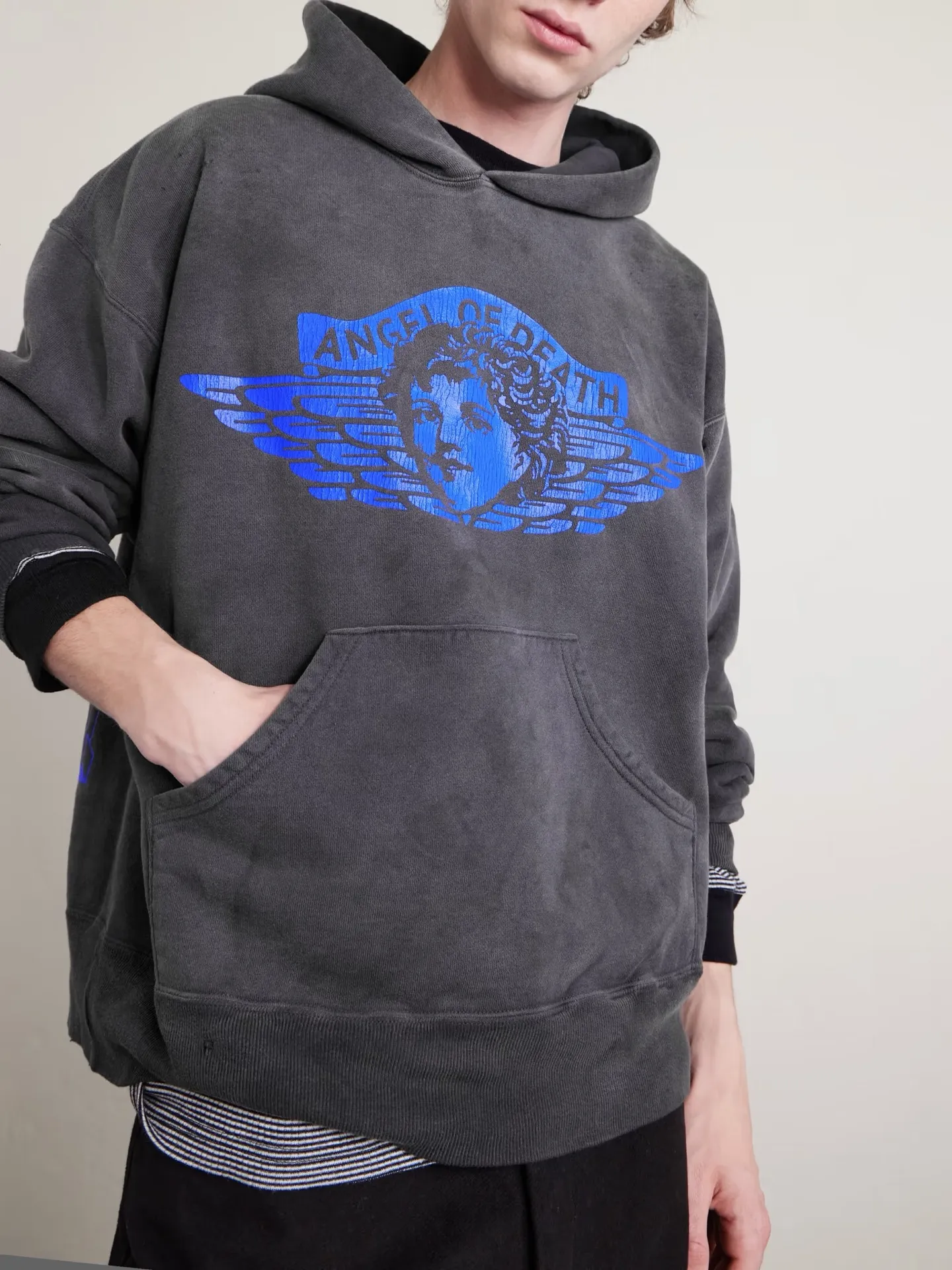 SAINT Mxxxxxx HOODIE/ANGEL/BLK 25 years new angel rebirth washed hoodie, washed black S-XL 25 years new version, revised many times, the version is more pure! Heavy washing water spray fading process, stronger distressing effect, handmade wormhole destruction treatment, genuine level distressed crack printing